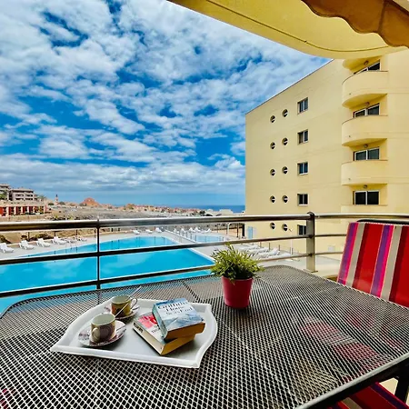 Apartment Poolside Paradise