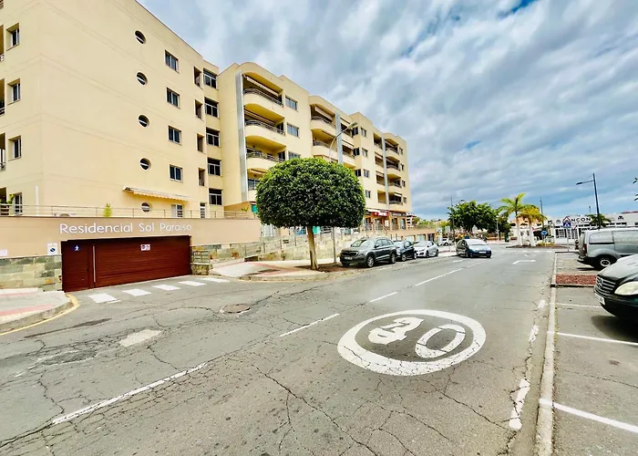 Poolside Paradise Apartamento